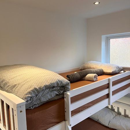 1 Bedroom & Bathroom Dorney Exterior photo