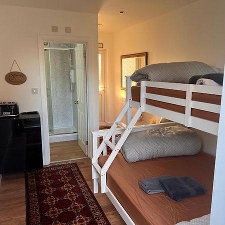 1 Bedroom & Bathroom Dorney Exterior photo
