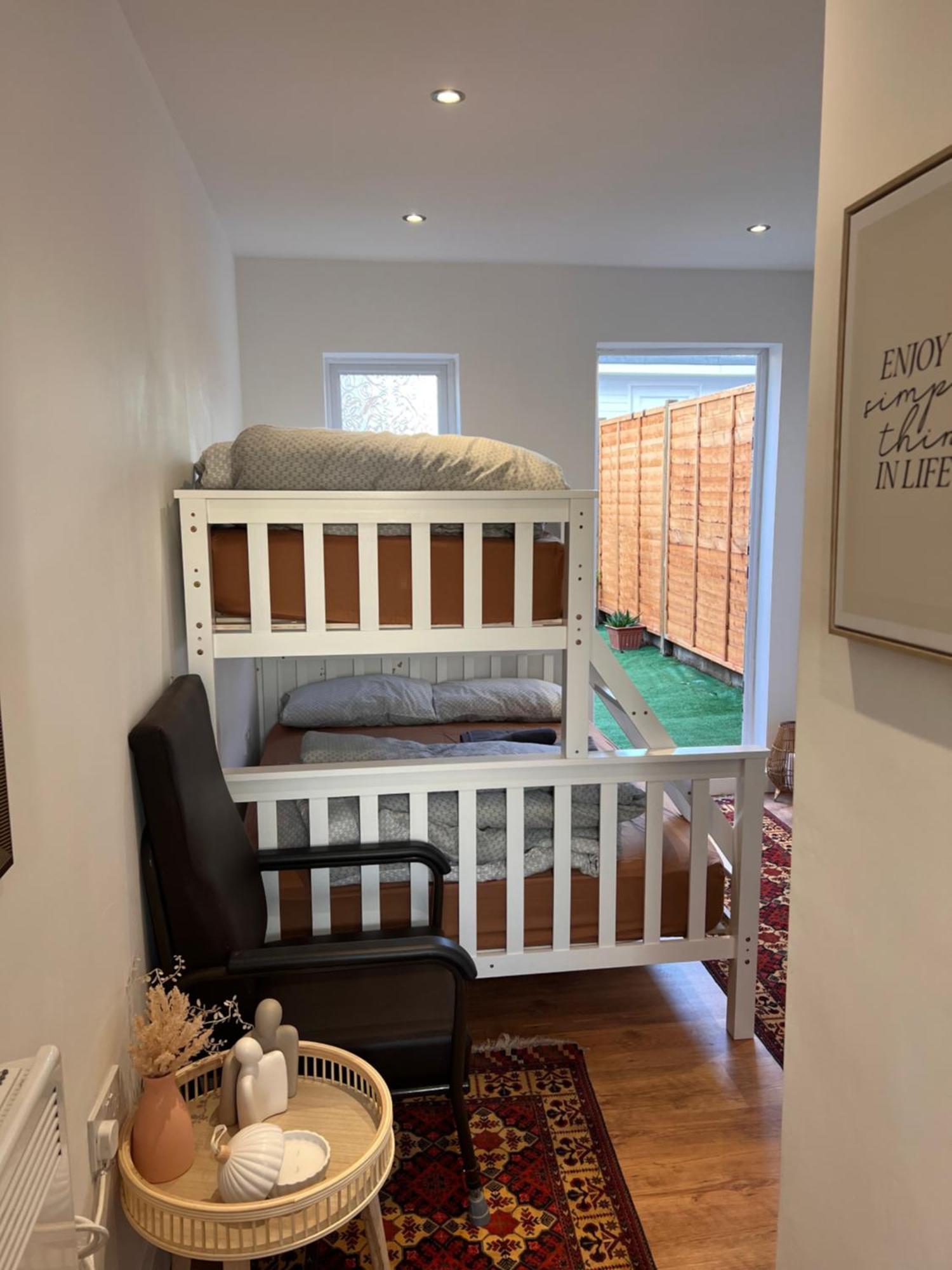 1 Bedroom & Bathroom Dorney Exterior photo
