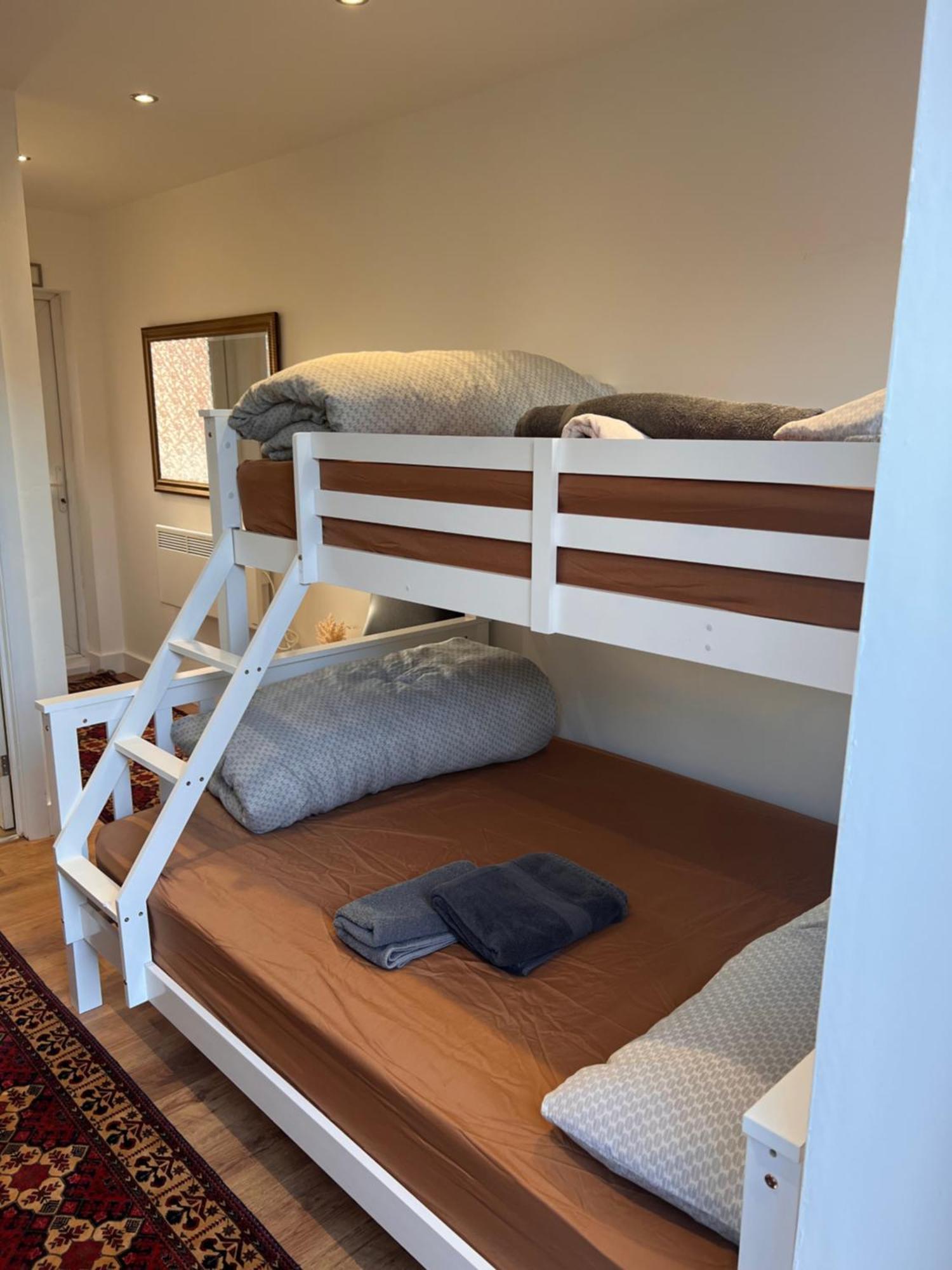 1 Bedroom & Bathroom Dorney Exterior photo