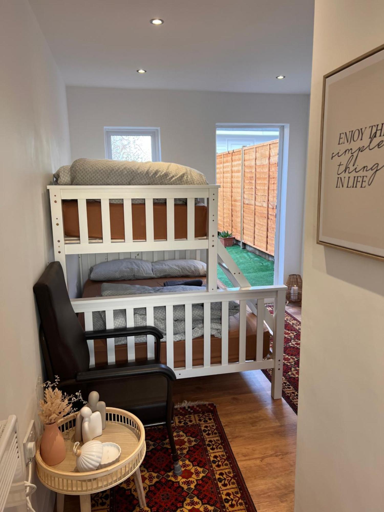 1 Bedroom & Bathroom Dorney Exterior photo