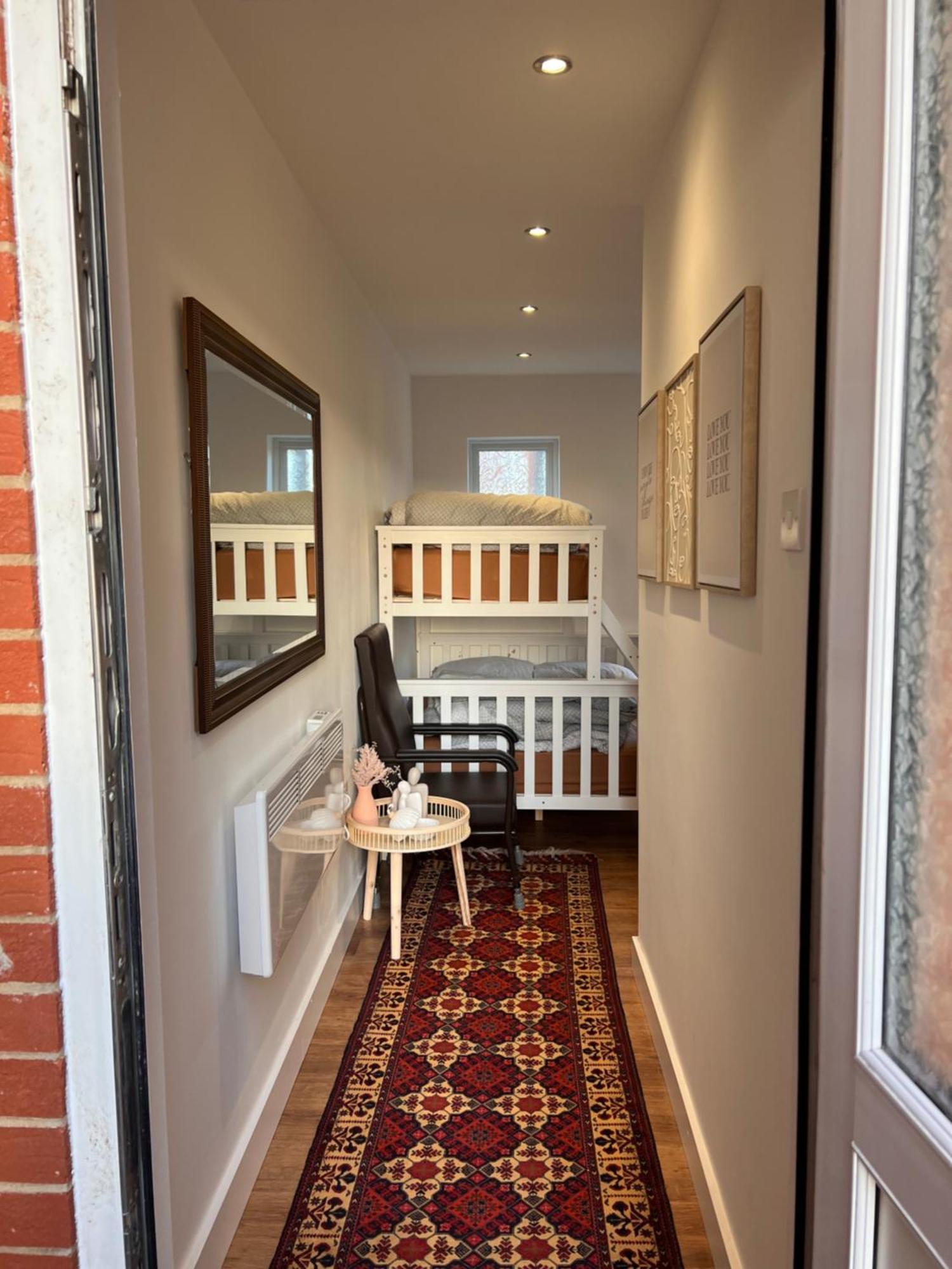 1 Bedroom & Bathroom Dorney Exterior photo