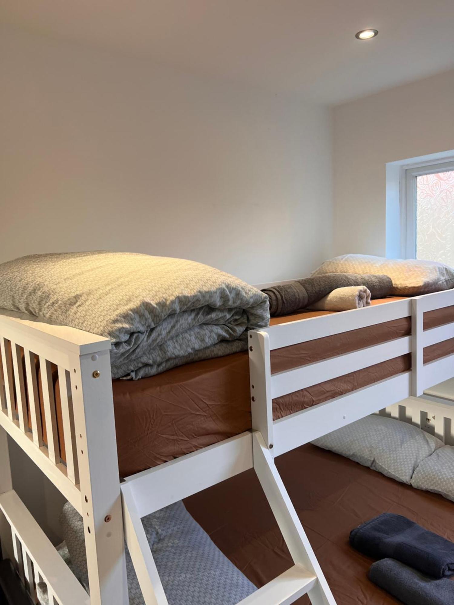 1 Bedroom & Bathroom Dorney Exterior photo