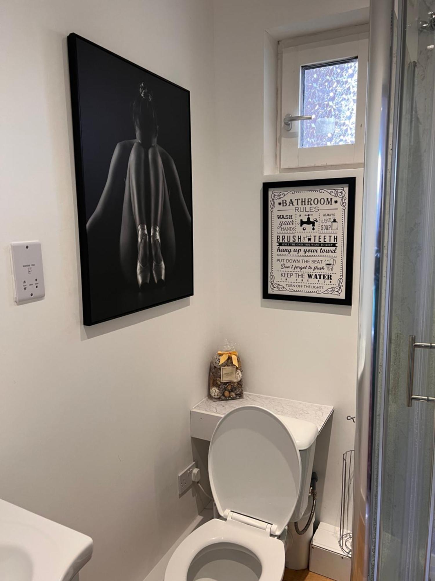 1 Bedroom & Bathroom Dorney Exterior photo